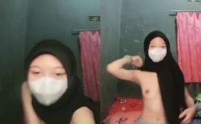 Dedek Jilbab Telanjang Dada di Dream Live
