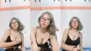 Lauren Remas Gunung Kembar Miliknya
