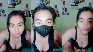 Sella Lepas Beha Pamerin Buah Dada Nungging